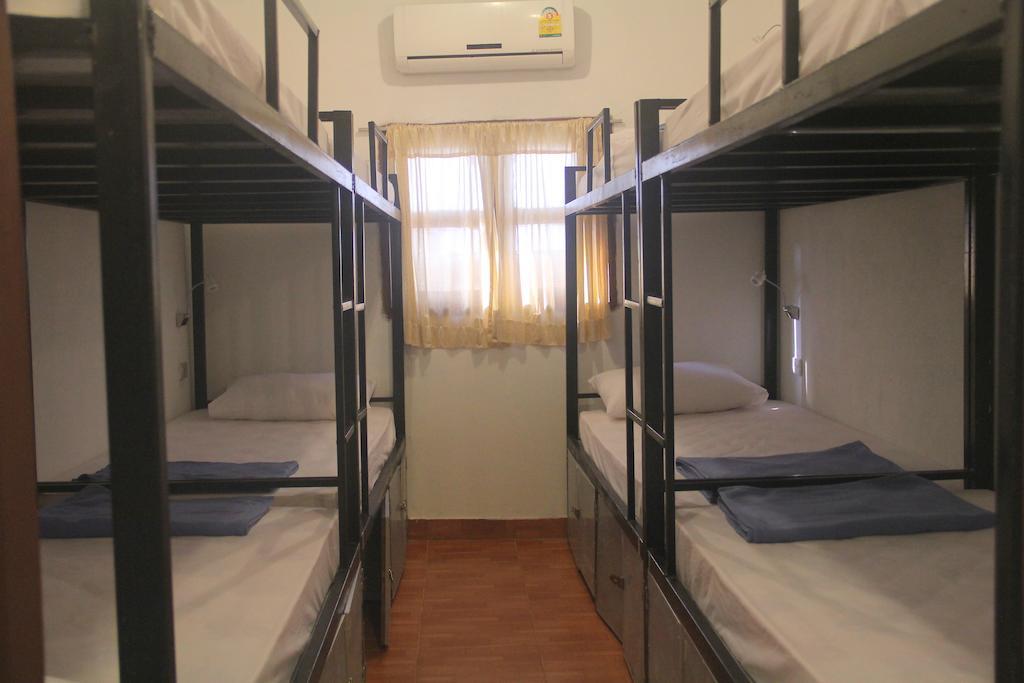 Lpq Backpackers Hostel Луанґпхабанґ Номер фото